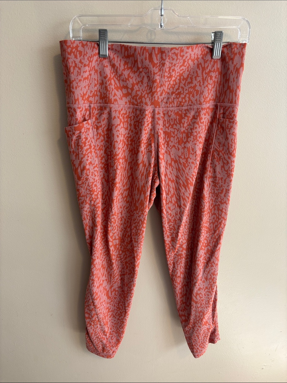Athleta Salutation Stash Pocket II 7/8 Tights Orange Ocelot Spot Large Leggings